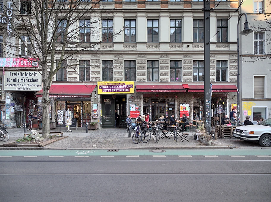 Der Buchladen zur schwankenden Weltkugel (links) und das Kollektiv Café Morgenrot in Berlin-Pankow (Prenzlauer Berg).